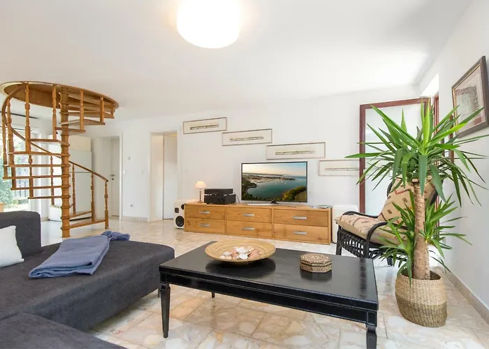 Casa Flora 3-Minutes' Walk From The Beach